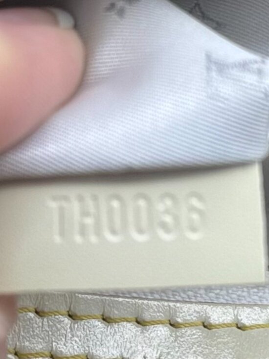 Louis Vuitton | Lockit PM | Suhali Leather | Blanc | VINTAGE - Quiet Luxury - Picture 5 of 16